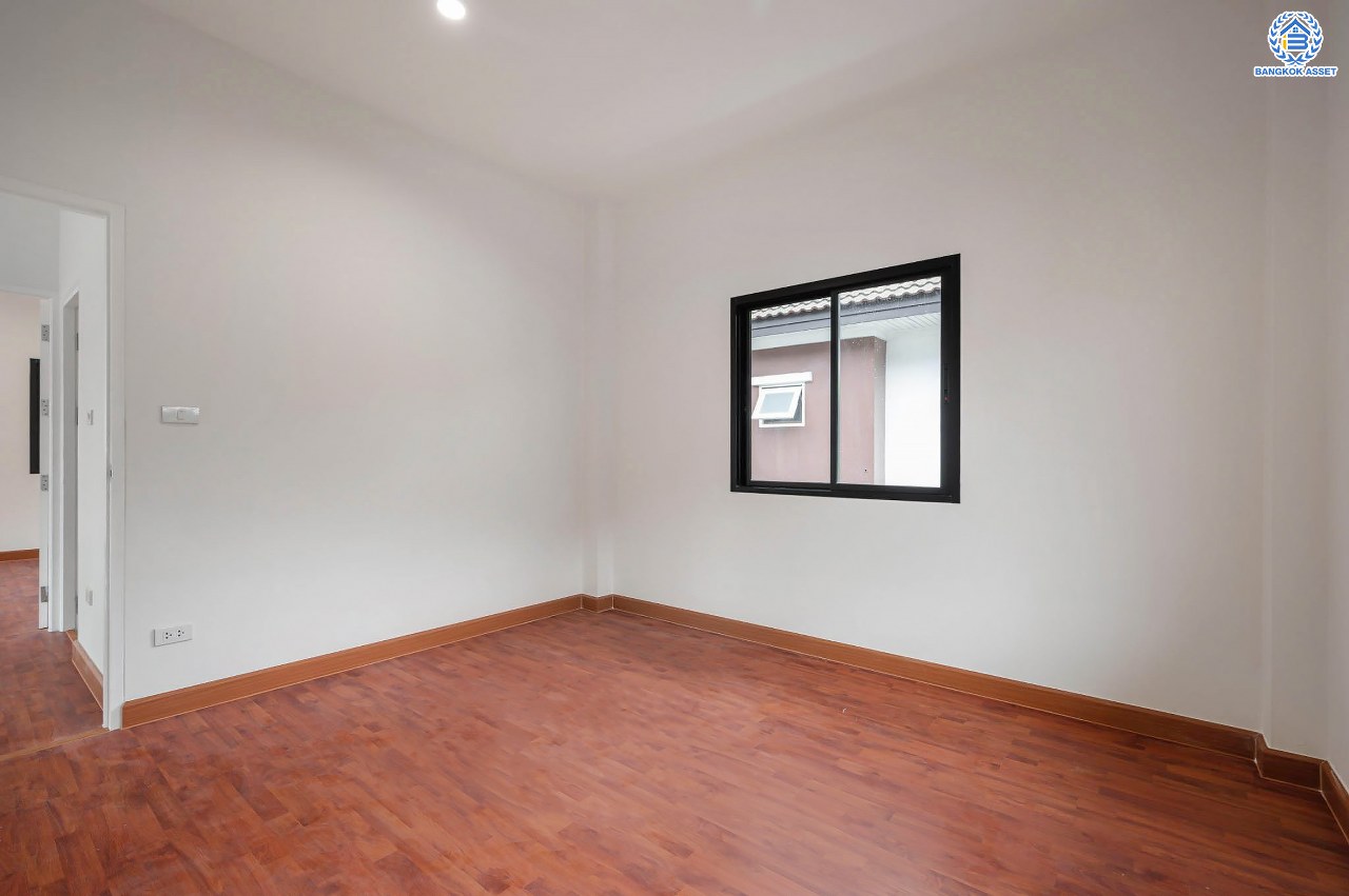 บ้านมือสองตกแต่งใหม่ โครงการ รติรมย์ 2 ราชพฤกษ์-กาญจนาภิเษก ซ.สวนผัก32 บ้านดีไซน์สวยพร้อมอยู่ เนื้อที่ 60 ตร.ว. ฟังก์ชัน 3 ห้องนอน 2 ห้องน้ำ 2 ที่จอดรถ บนทำเลศักยภาพ เชื่อมต่อหลายเส้นทางหลัก ใกล้ทางด่วน "ศรีรัช" และแหล่ง Community Mall ชั้นนำมากมาย